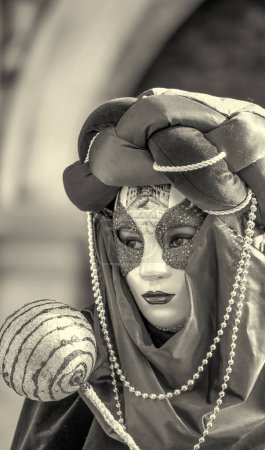 Téléchargez les photos : Venice, Italy - February 8th, 2015: People masquerading at the famous Venice Carnival. - en image libre de droit