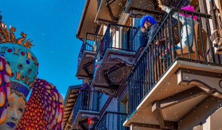 Téléchargez les photos : Viareggio, Italy - February 10, 2013: Crowd on the balconies along the city promenade attending the Carnival Float Parade, aerial view. - en image libre de droit
