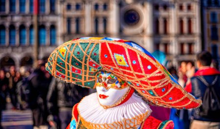 Foto de Venice, Italy - February 8th, 2015: People masquerading at the famous Venice Carnival. - Imagen libre de derechos