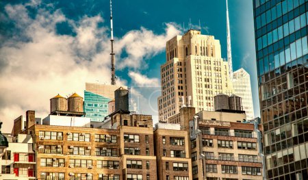 Foto de Modern and old buildings of Manhattan under a blue winter sky, New York City. - Imagen libre de derechos