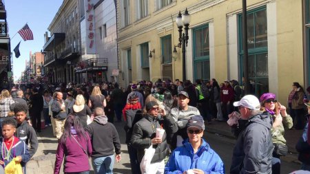 Foto de New Orleans, LA - February 9, 2016: Crowd of tourists and locals along the city streets for Mardi Gras event. - Imagen libre de derechos