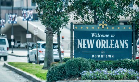 Téléchargez les photos : Welcome to the city downtown street sign in New Orleans. - en image libre de droit