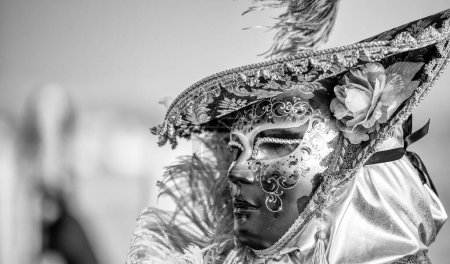 Foto de Venice, Italy - February 8th, 2015: People masquerading at the famous Venice Carnival. - Imagen libre de derechos