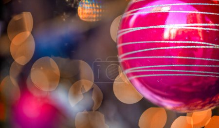 Foto de Bolas rojas de Navidad en el árbol. - Imagen libre de derechos
