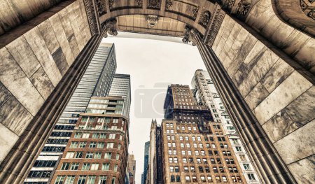 Téléchargez les photos : Buidlings de Manhattan encadrés par une arche. - en image libre de droit
