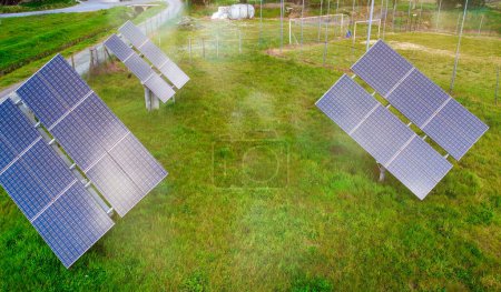 Foto de Paneles solares en la región montañosa. Fuentes de energía verdes y respetuosas con el medio ambiente - Imagen libre de derechos