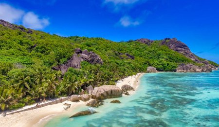 Téléchargez les photos : Vue aérienne depuis un drone de La Digue Anse Source Argent Beach - Seychelles. - en image libre de droit