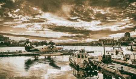 Téléchargez les photos : Victoria, Canada - Le 14 août 2017 : Petit avion Harbour Air dans la baie James au coucher du soleil, île de Vancouver - en image libre de droit