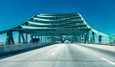 Téléchargez les photos : Portsmouth, États-Unis. Traversée de la rivière au pont de la rivière Piscataqua - en image libre de droit