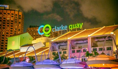 Foto de SINGAPUR - ENERO 3, 2020: Clarke Quay firma por la noche a lo largo del río Singapur - Imagen libre de derechos