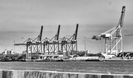 Foto de Terminal de contenedores en Puerto Comercial Industrial Marino. Terminal de contenedores de carga del puerto industrial de carga marítima - Imagen libre de derechos