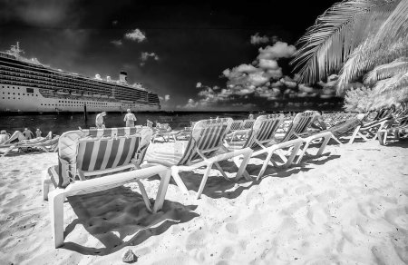 Foto de Turks and Caicos - February 2012: Infrared view of tourists enjoying the beautiful beach. - Imagen libre de derechos