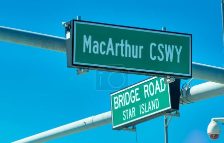 Téléchargez les photos : MacArthur Causeway road signage on a sunny day, Miami - Florida. - en image libre de droit
