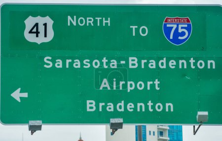 Téléchargez les photos : Traffic sign along Florida I-75 Interstate to Sarasota. - en image libre de droit