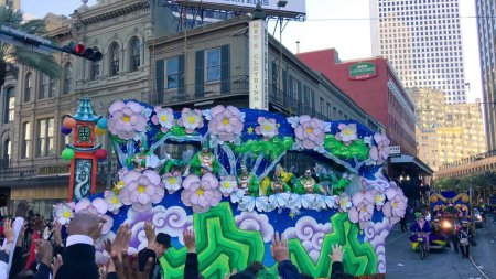 Foto de New Orleans, LA - February 9, 2016: Mardi Gras floats parade through the streets of New Orleans.People celebrated crazily. Mardi Gras is the biggest celebration the city of New Orleans hosts every year. - Imagen libre de derechos