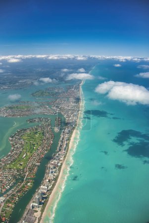 Téléchargez les photos : Amazing aerial view of Miami Beach skyline and coastline from a departing airplane. - en image libre de droit
