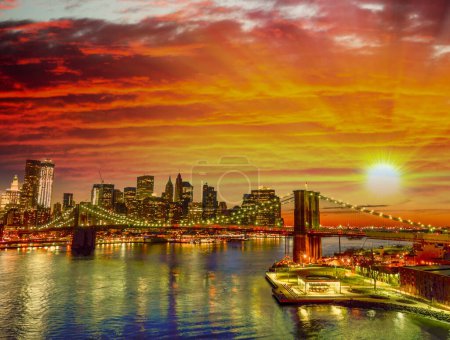 Téléchargez les photos : Skyline of New York City at sunset from Manhattan Bridge. - en image libre de droit