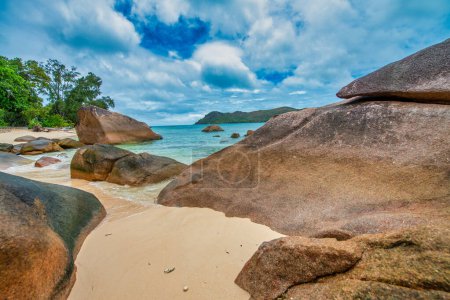 Foto de Amazing picturesque paradise beach with granite rocks and white sand, Seychelles travel concept. - Imagen libre de derechos