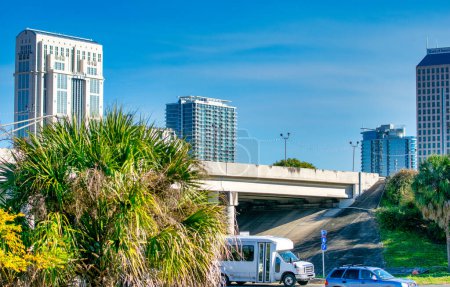 Téléchargez les photos : Car traffic along interstate I-75 around Orlando, Florida. - en image libre de droit