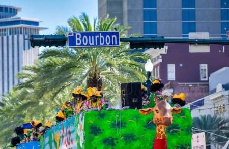 Téléchargez les photos : New Orleans, LA - February 9, 2016: Colorful float along Mardi Gras Parade through the city streets. Mardi Gras is the biggest celebration the city of New Orleans hosts every year. - en image libre de droit