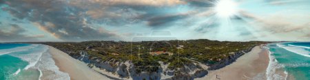 Téléchargez les photos : Île de Kangourou, Australie. Vagues et littoral de Pennington Bay, vue aérienne panoramique depuis un drone au coucher du soleil. - en image libre de droit