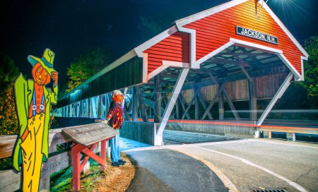 Téléchargez les photos : Pont en bois à Jackson, New Hampshire. Vue de nuit longue exposition. - en image libre de droit
