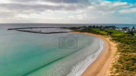 Foto de Apollo Bay from drone, coastline of the Great Ocean Road, Australia. - Imagen libre de derechos