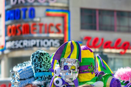 Foto de Nueva Orleans, LA - 9 de febrero de 2016: Máscaras de carnaval a lo largo de las calles de la ciudad para el evento Mardi Gras. - Imagen libre de derechos