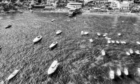 Téléchargez les photos : Vue aérienne des canots à moteur près du rivage - en image libre de droit