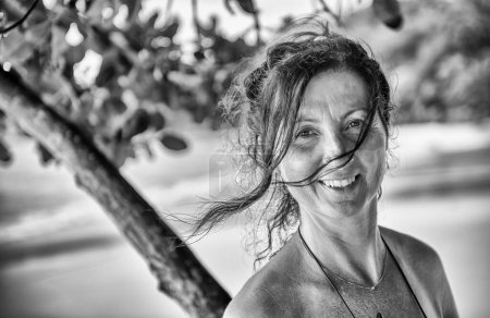 Foto de Mujer feliz disfrutando de una hermosa isla tropical. - Imagen libre de derechos