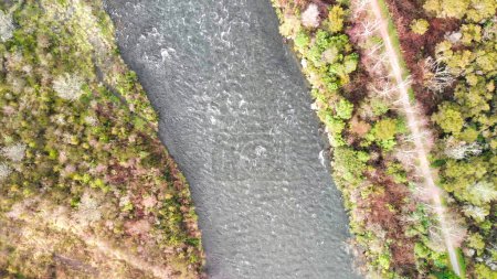 Foto de Vista aérea aérea de un río a través de un valle - Mirador del dron. - Imagen libre de derechos