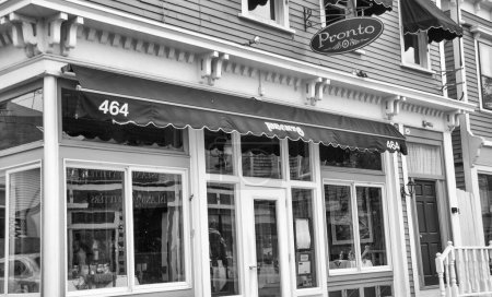 Téléchargez les photos : Providence, RI - Août 2008 : Restaurant Pronto et vieux bâtiments en bois. - en image libre de droit
