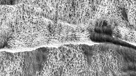 Téléchargez les photos : Vue aérienne de douces vagues le long du magnifique littoral. - en image libre de droit