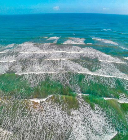 Téléchargez les photos : Beautiful waves along the shoreline, overhead aerial view from drone. - en image libre de droit