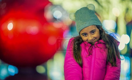 Téléchargez les photos : Joyeux jeune fille dans les rues de New York pour les vacances de Noël. - en image libre de droit