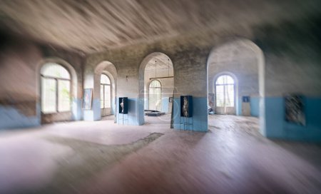 Foto de VOLTERRA, ITALIA - 24 DE FEBRERO DE 2018: Interior del asilo abandonado. Cerró en 1984
. - Imagen libre de derechos