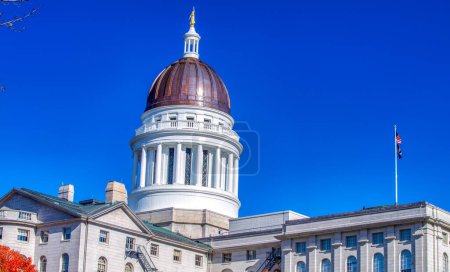 Foto de Maine State House es el edificio del capitolio de Maine en el centro histórico de Augusta, ME. - Imagen libre de derechos