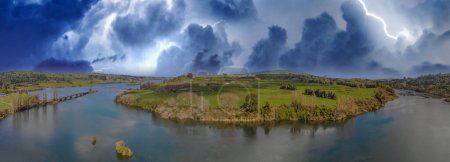 Téléchargez les photos : Incroyable vue aérienne de la rivière Waikato pendant une tempête, Île du Nord - Nouvelle-Zélande. - en image libre de droit