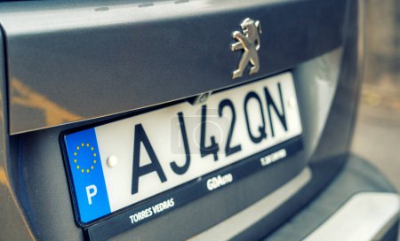 Foto de Madeira, Portugal - 2 de septiembre de 2022: Placa de coche con señal de Portugal y Europa. - Imagen libre de derechos