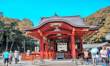 Téléchargez les photos : TOKYO - 18 AOÛT : Des touristes visitent le temple Kamakura, le 18 août 2013 à Tokyo, au Japon. Kamakura offre de nombreux temples, sanctuaires et autres monuments historiques - en image libre de droit