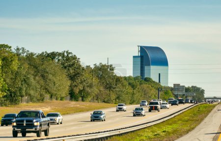 Téléchargez les photos : Car traffic along interstate I-75 around Orlando, Florida. - en image libre de droit