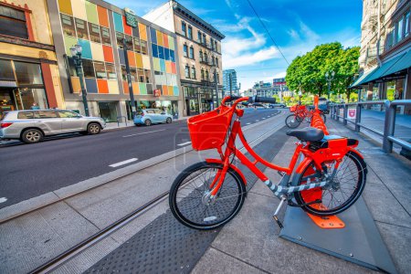 Foto de PORTLAND, OR - 18 de agosto de 2017: Bicicleta roja en medio de una calle de la ciudad - Imagen libre de derechos