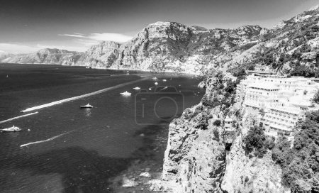 Téléchargez les photos : Vue aérienne imprenable sur la belle côte amalfitaine en saison estivale, Italie. Point de vue du drone. - en image libre de droit