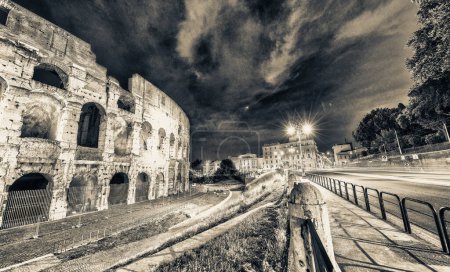 Téléchargez les photos : Lumière du Colisée la nuit, Rome. - en image libre de droit