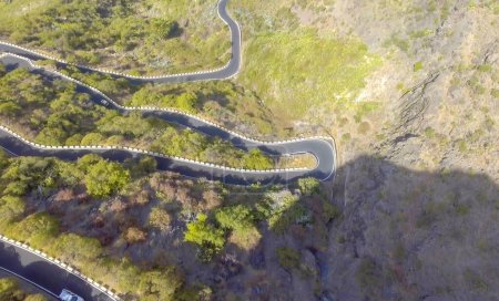 Foto de Vista aérea de la carretera al Monte Teide, Tenerife desde el dron - España - Imagen libre de derechos