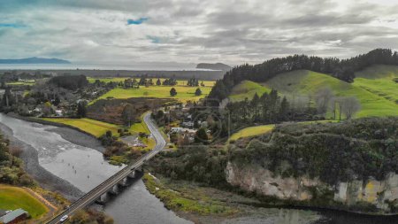 Foto de Turangi, Nueva Zelanda. Vista aérea de la ciudad a lo largo del lago Taupo. - Imagen libre de derechos