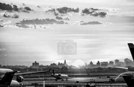 Foto de New York City - April 2009: Airplanes at sunset along the runway at JFK international airport. - Imagen libre de derechos