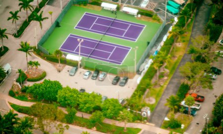 Téléchargez les photos : Terrains de tennis vue aérienne depuis hélicoptère - en image libre de droit