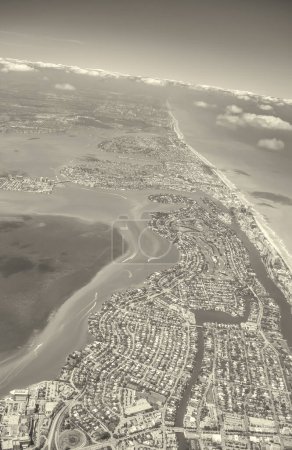 Foto de Amazing aerial view of Miami Beach skyline and coastline from a departing airplane. - Imagen libre de derechos