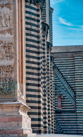 Foto de Exterior view of Orvieto Cathedral on a beautiful sunny day. - Imagen libre de derechos